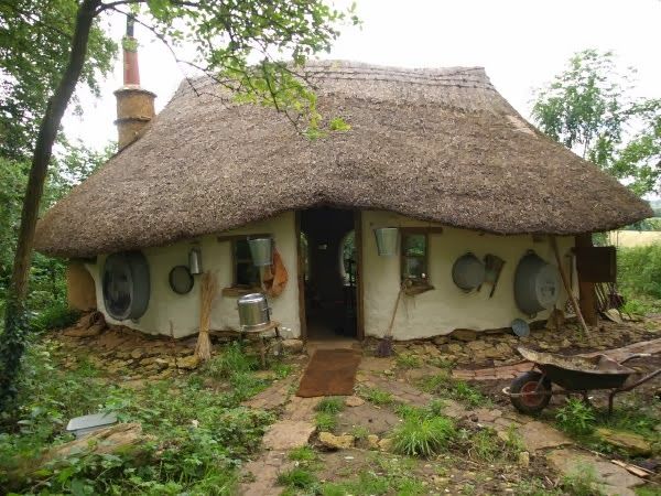 English Farmer Builds Hobbit House for Just 150 Pounds