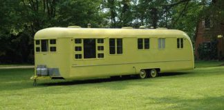 Campingvognen har været uberørt i 63 år. Når jeg ser indersiden Her vil jeg holde sommerferie!