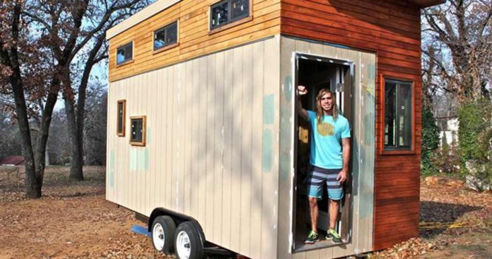 Er baute ein 14 m² Haus um mietfrei zu wohnen. Schau mal hinein…man vergisst sofort wie klein es eigentlich ist.