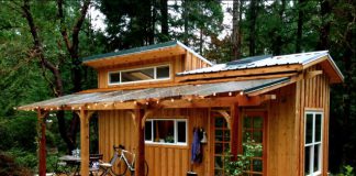 Die 27-jährige Frau baute ein kleines Holzhaus – aber der Innenraum bietet alles was man braucht!