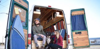 Het jonge koppel weigert om kantoorbanen te nemen – dan verbouwen ze dit busje en transformeren hun leven!