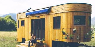 Volg een rondleiding door deze 80 m2 huiswagen – de houten binnenkant veert open om meer ruimte te verkrijgen