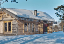 This 118 ft2 small Norwegian ski cabin comfortably accommodates a family of four.