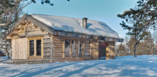 This 118 ft2 small Norwegian ski cabin comfortably accommodates a family of four.