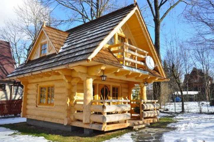 This tiny wood house is only 290 sq. ft., but when you see the inside you’ll want to live here!