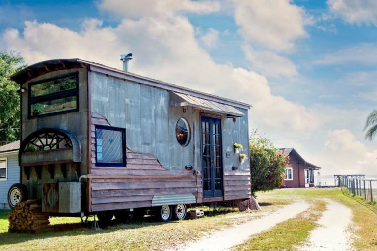 DIY:This couple built Incredible gypsy mermaid tiny house for just $15k